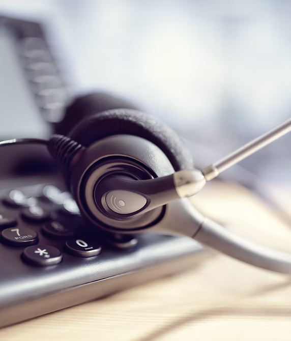 Auriculares en una calculadora, primer plano