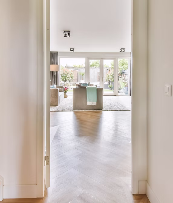 Interior moderno de una vivienda con suelo de madera