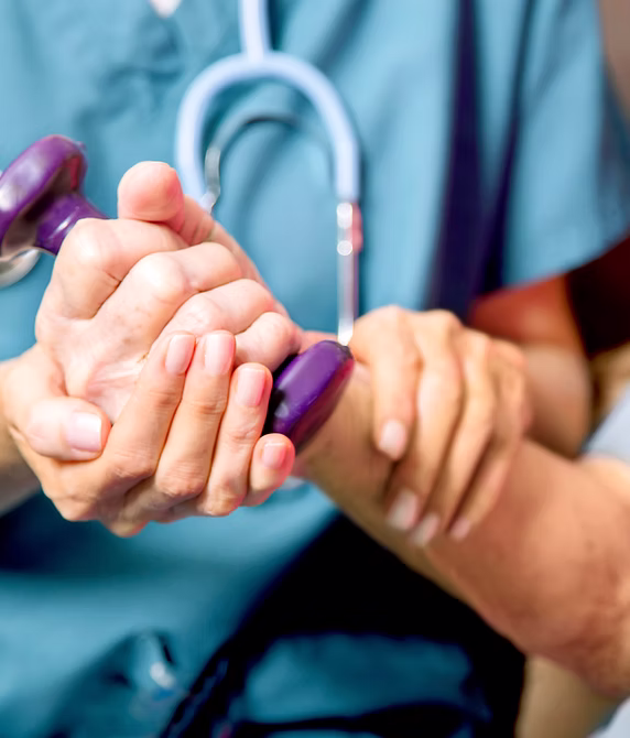 Un profesional sanitario comprueba el pulso de un paciente